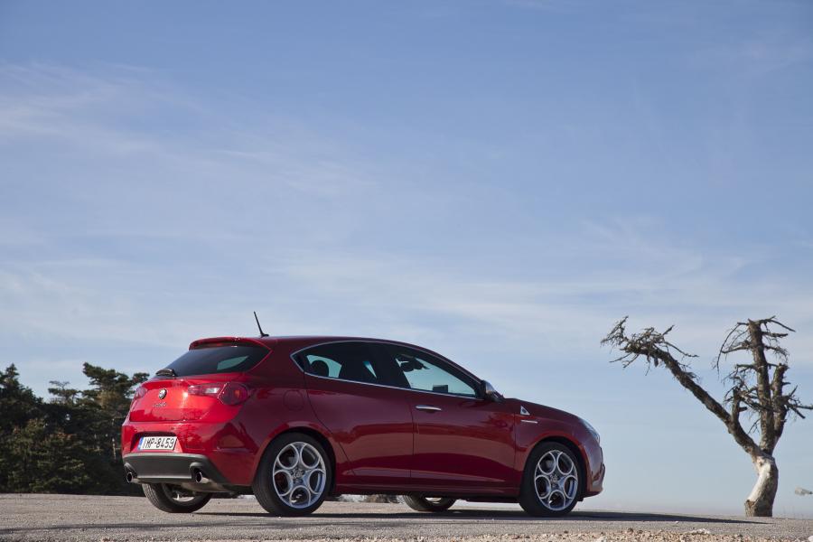  Alfa Romeo Giulietta Quadrifoglio Verde (940) 2010 года  (фото 17 из 48)